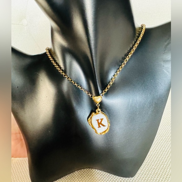 ✨BEAUTIFUL GOLD INITIAL NECKLACE 3D STYLE✨ - Picture 1 of 4